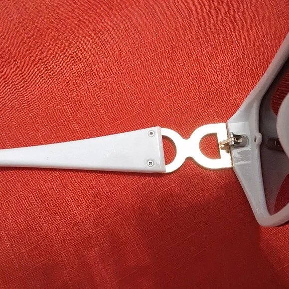 NOT QUITE FAMOUS SUNGLASSES - Picture 6 of 7